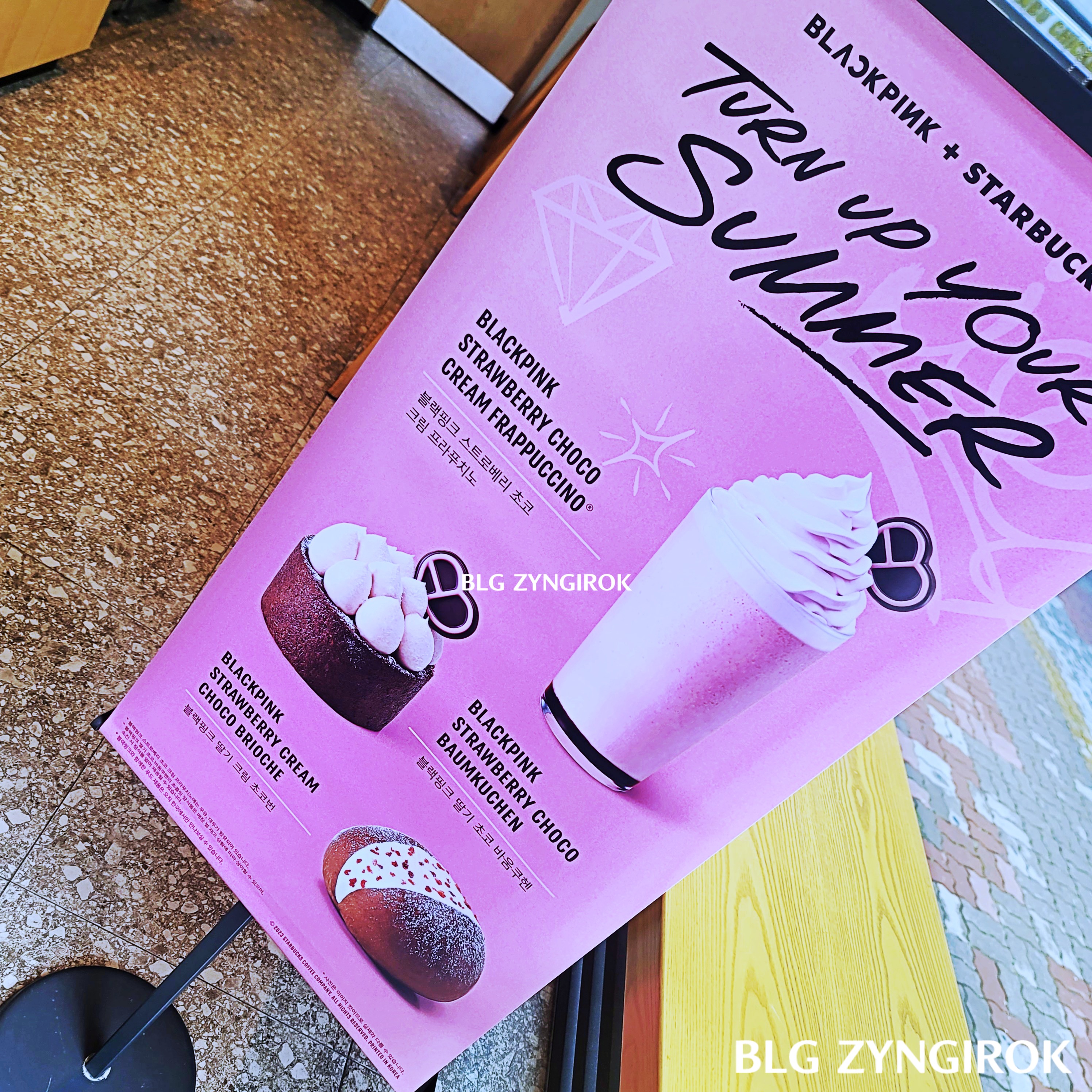 블랙핑크 스타벅스 턴업유어썸머 입간판 모습이다.