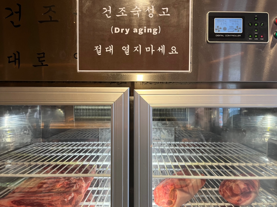 금도새기 드라이에이징 기기 속 돼지고기1