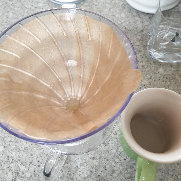 드리퍼와 서버 1, 서버2 모두 예열, 서버2는 컵으로 대체 중