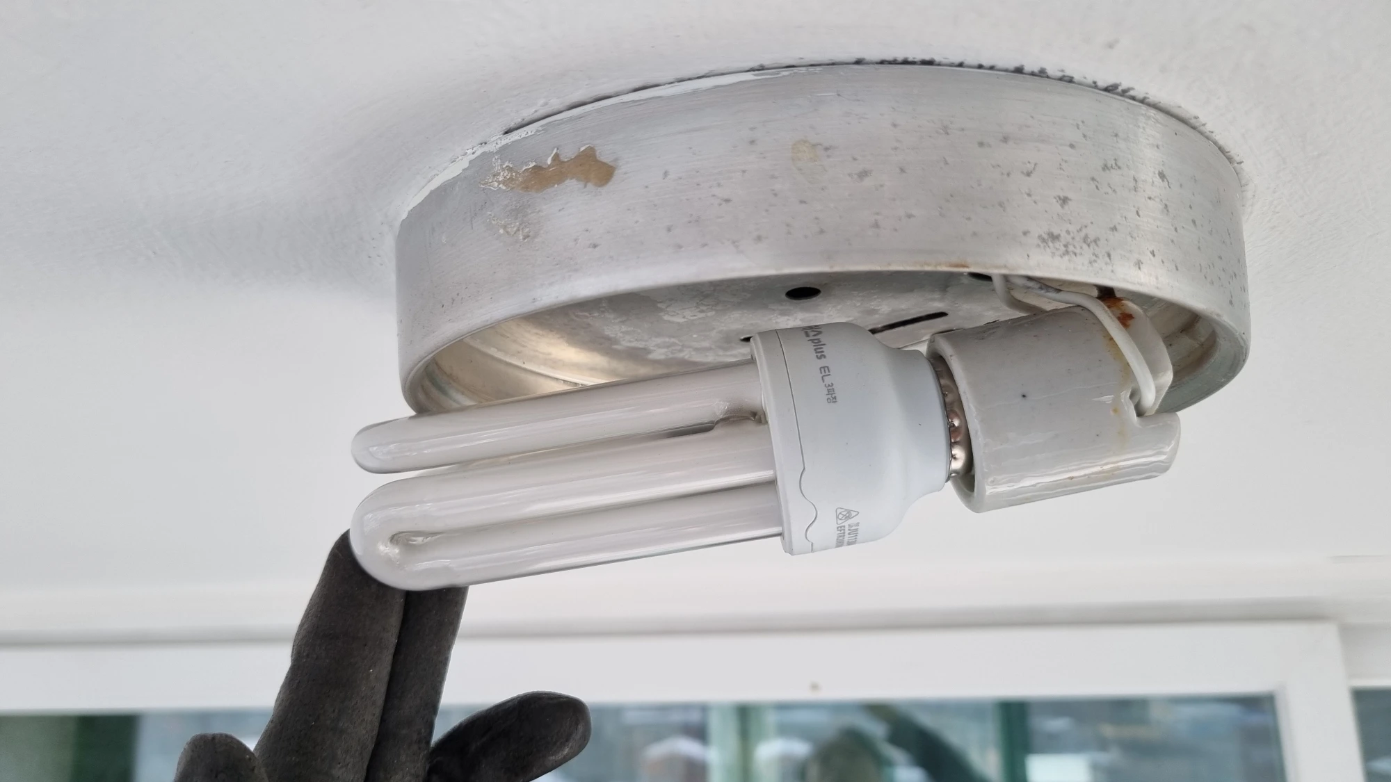 맞지 않는 삼파장램프 모습