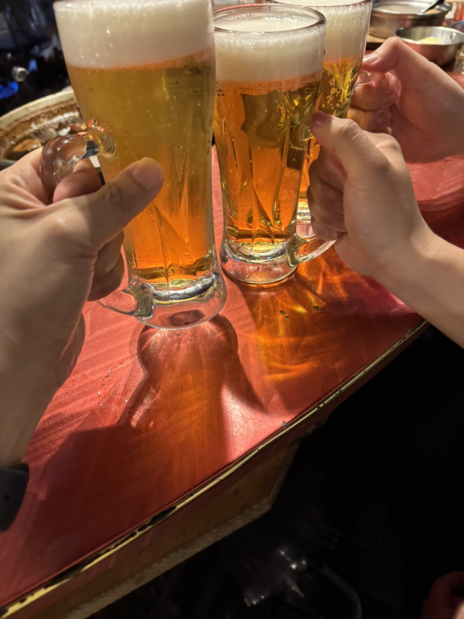 일본 야타이 포장마차에서 시원한 생맥주 잔을 부딪치며 건배하는 모습