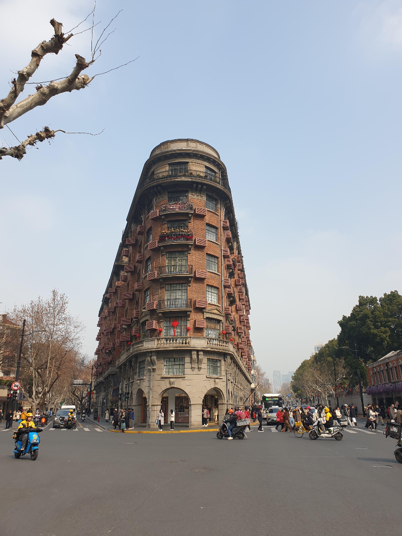 우캉맨션 전면모습. 삼각형의 꼭지점이 잘 보인다.