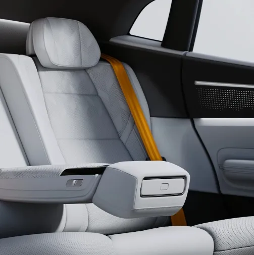 폴스타4 뒷자리 리클라이너 좌석 이미지