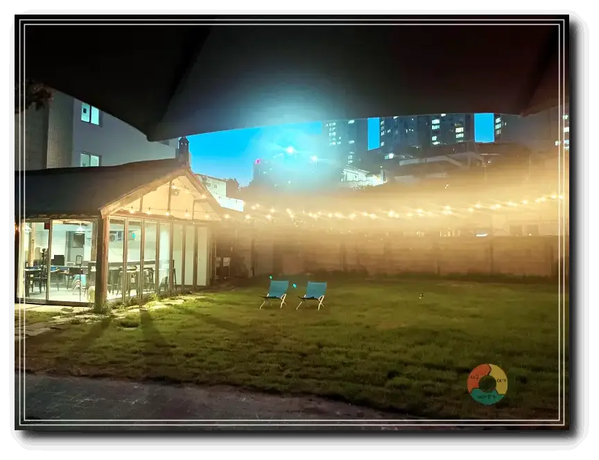 버드나무 브루어리_야외-마당-푸른잔디-캠핑의자2개