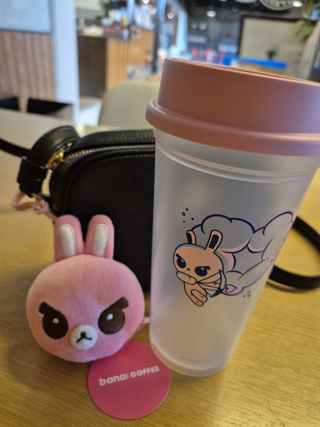 바나프레소 키링과 텀블러 사진