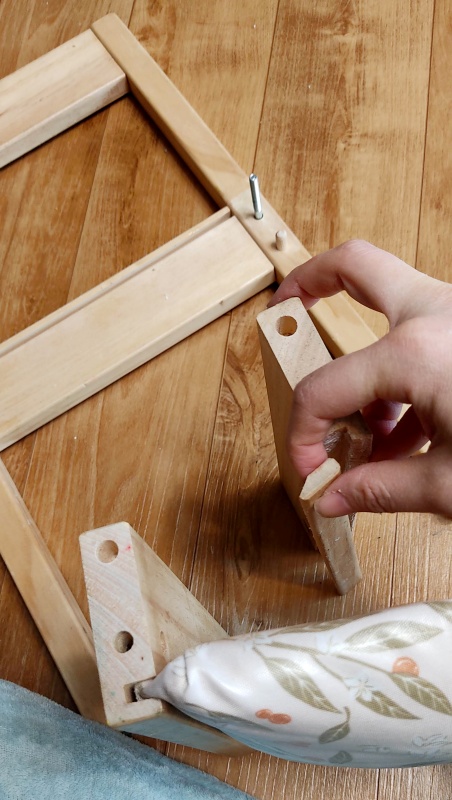 의자 판을 조립할때 쪼개어져 버린 나무