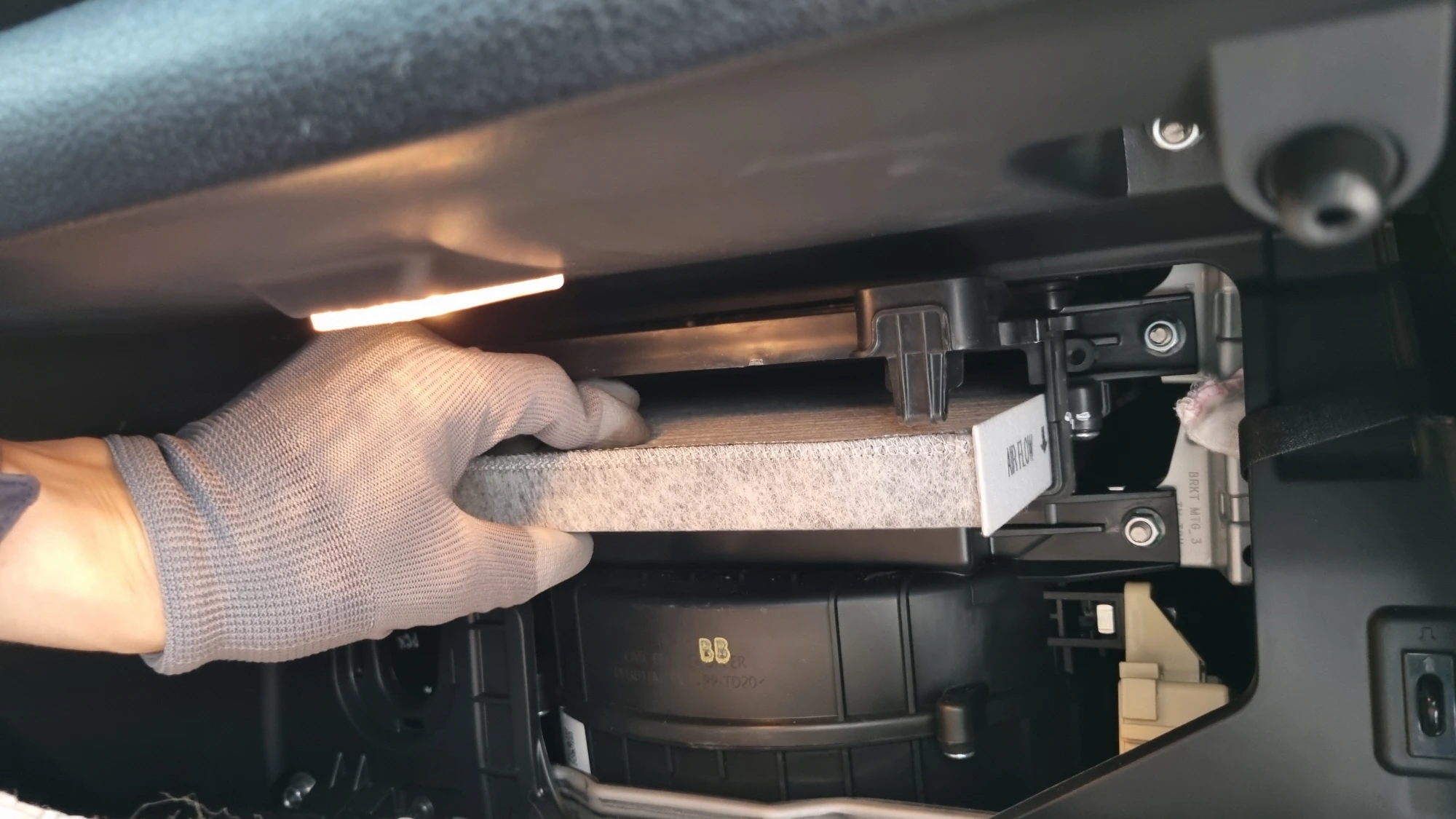 에어컨필터 빼는 모습