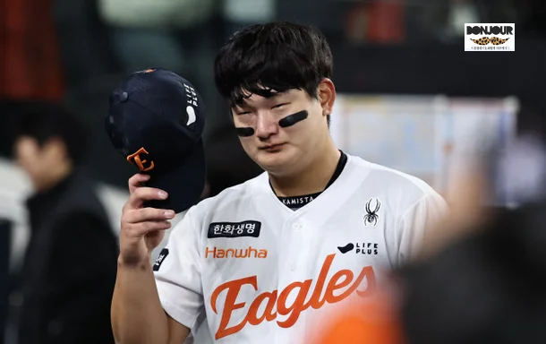 패전투수 기록 후 더그아웃으로 돌아가는 투수 한화이글스 김서현