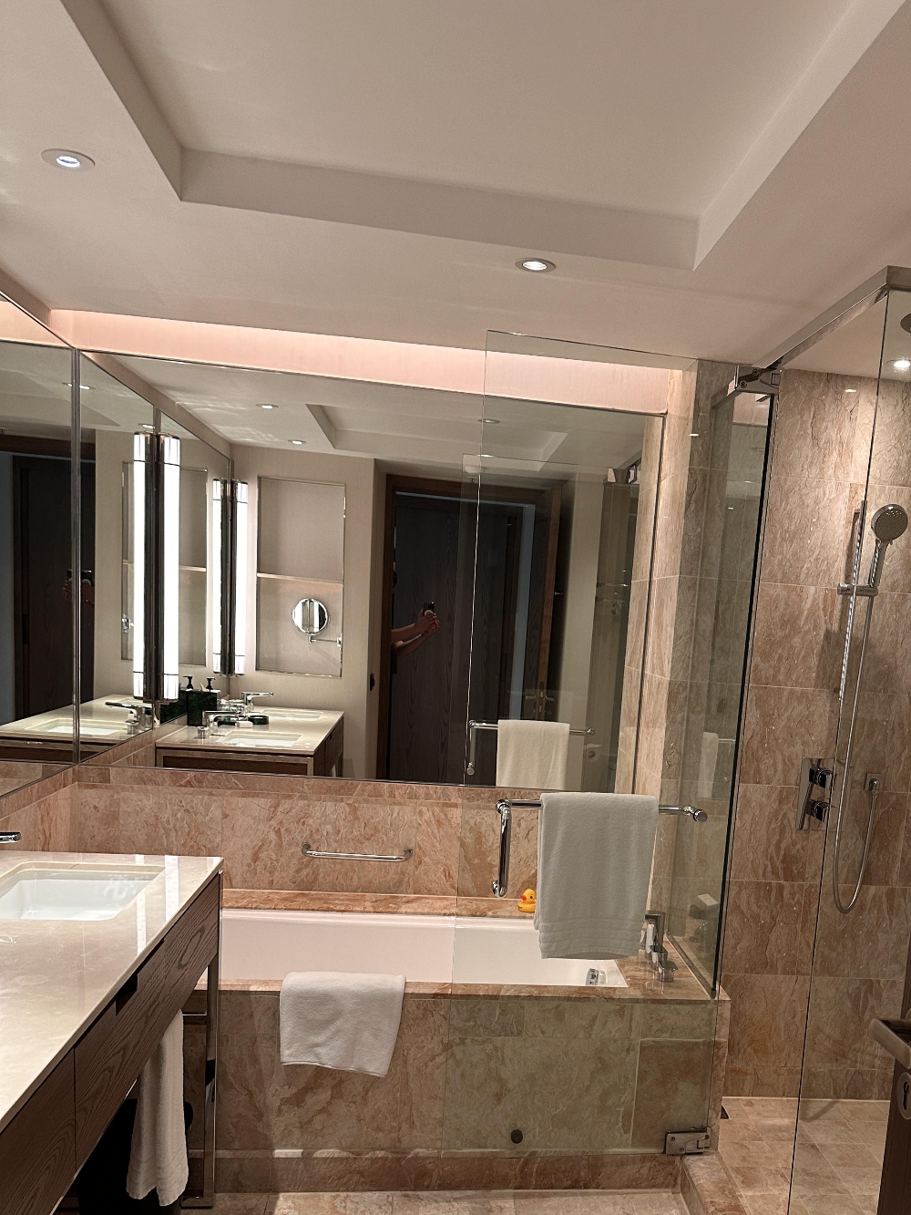 콘래드 센테니얼 호텔