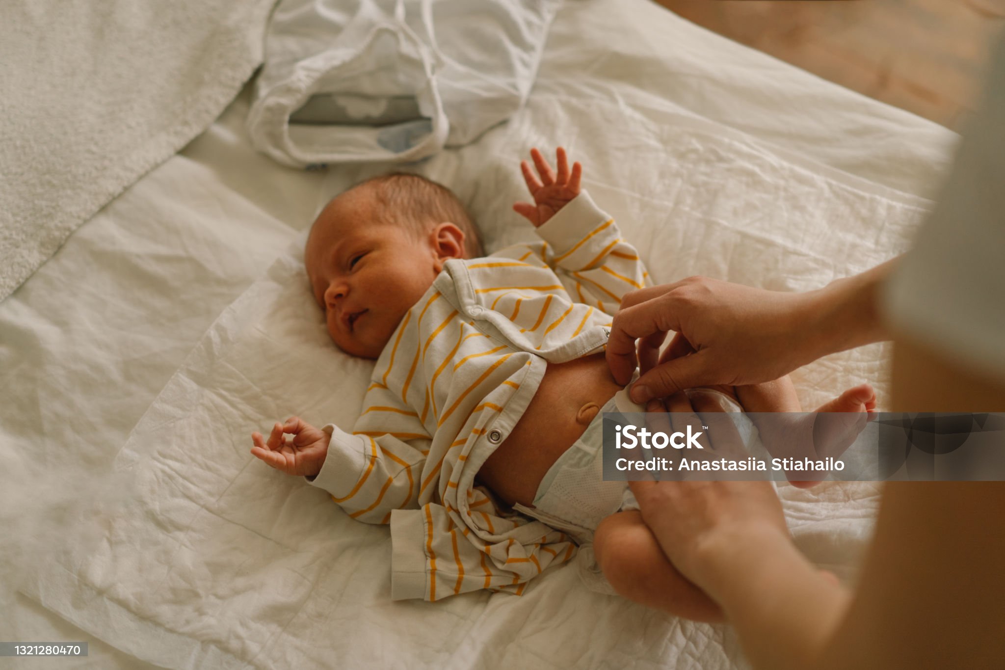 기저귀갈고있는 아기 모습