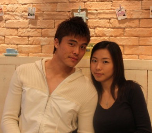 다정하게 포즈를 취한 부부 사진