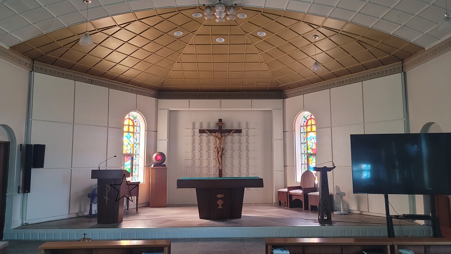 동해 북평성당 성전 안 제대, 제단, 감실, 십자고상, 스테인드글라스 사진