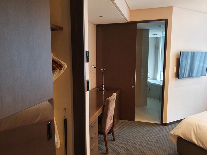 옷장과-화장실-문