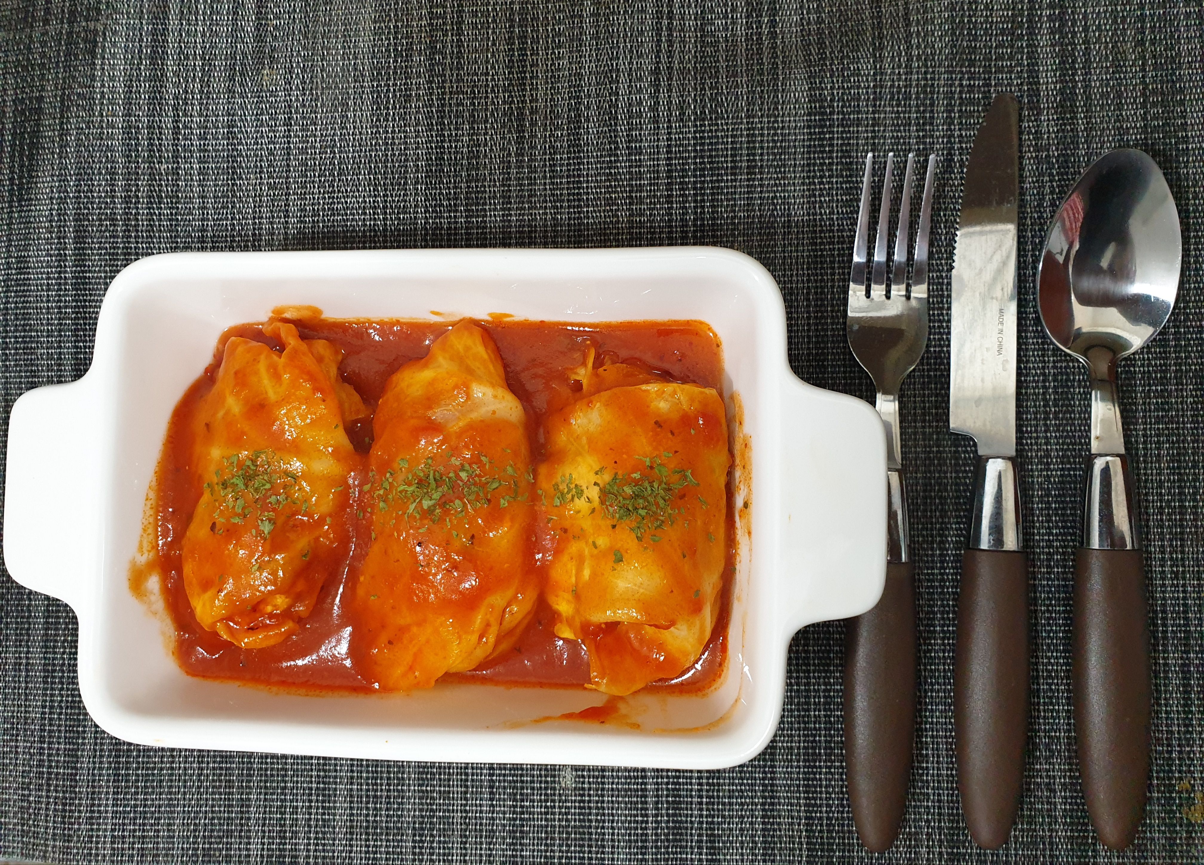 접시안의 캐비지롤과 스푼,포크,나이프