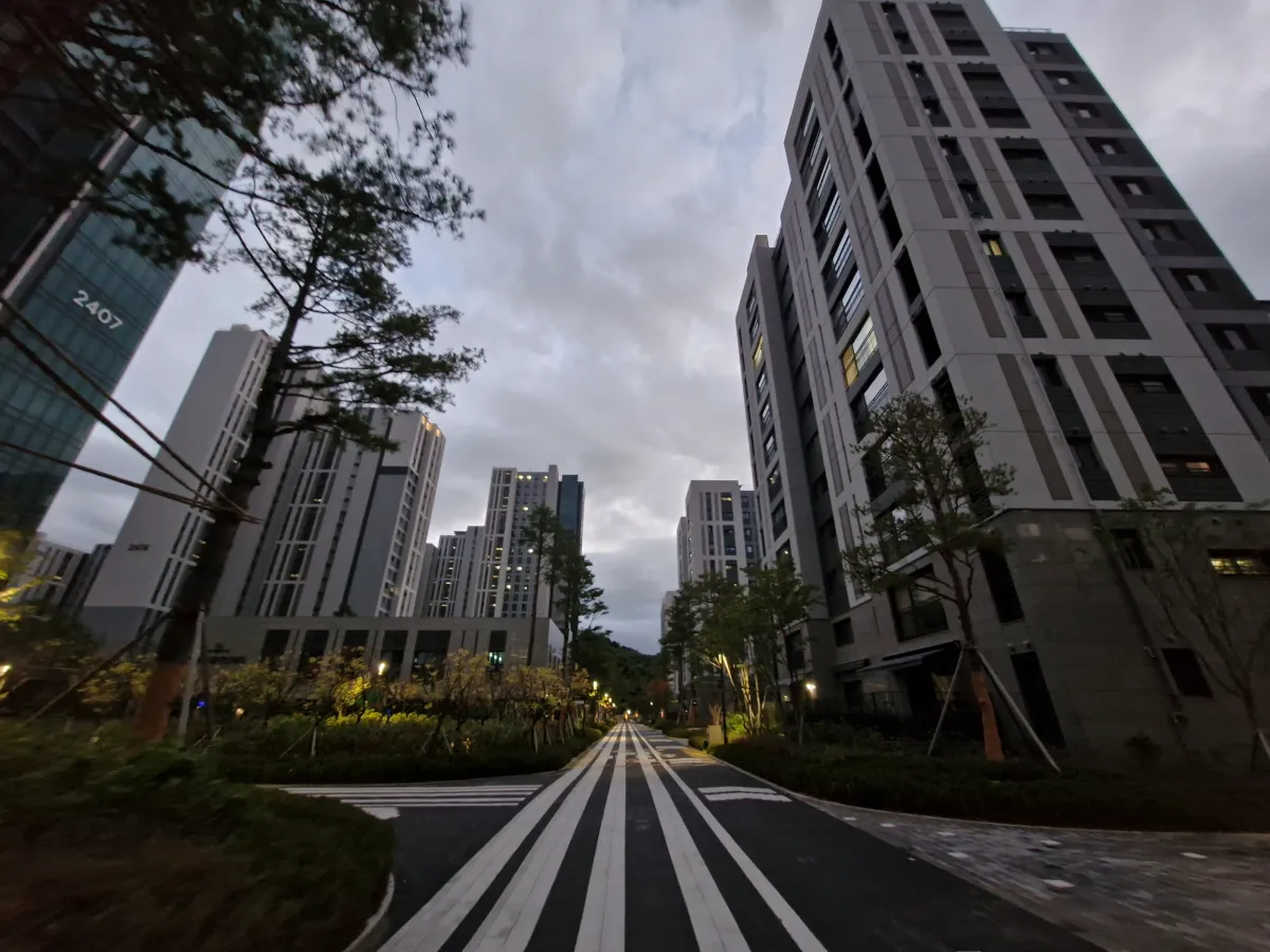 가운데-길을-사이로-양쪽으로-높게-뻗어있는-신축아파트