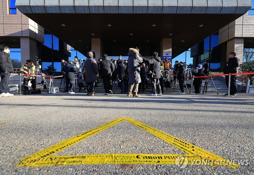 15일 오전열시 윤석열대통령 내란우두머리 혐의로 체포
사상초유 경기도의왕시 서울구치고 구금