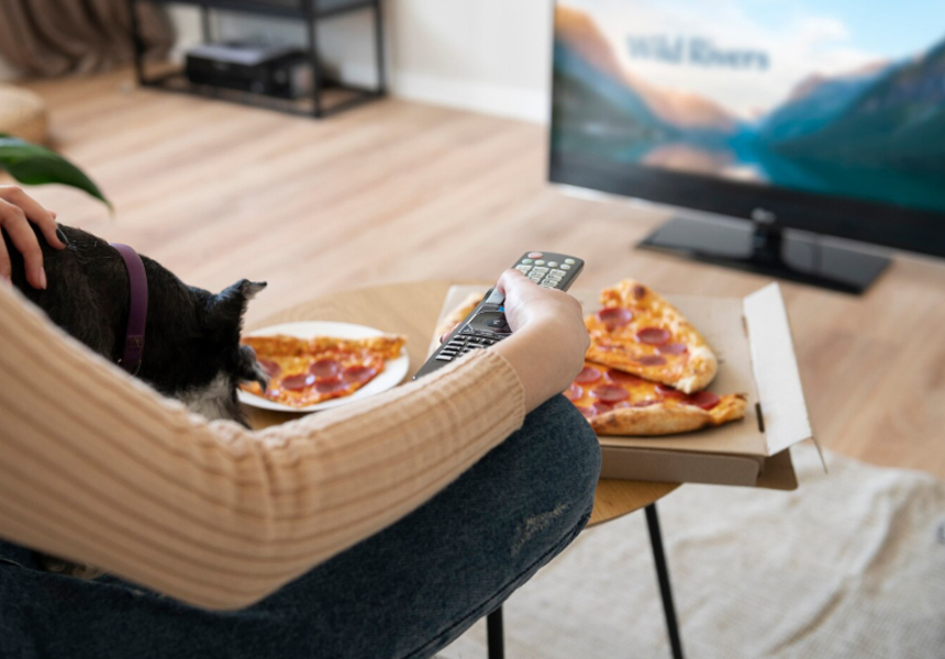 OTT 구독료 청구서를 보며 고민하는 가족의 모습