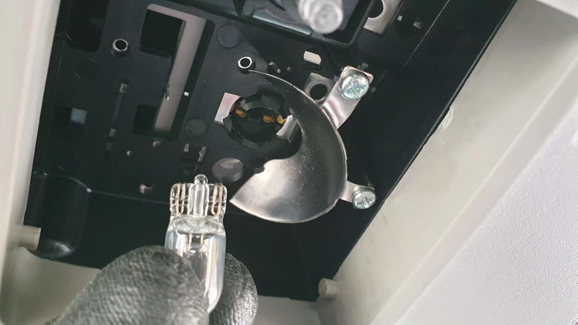 실내등 램프 끼우는 방향