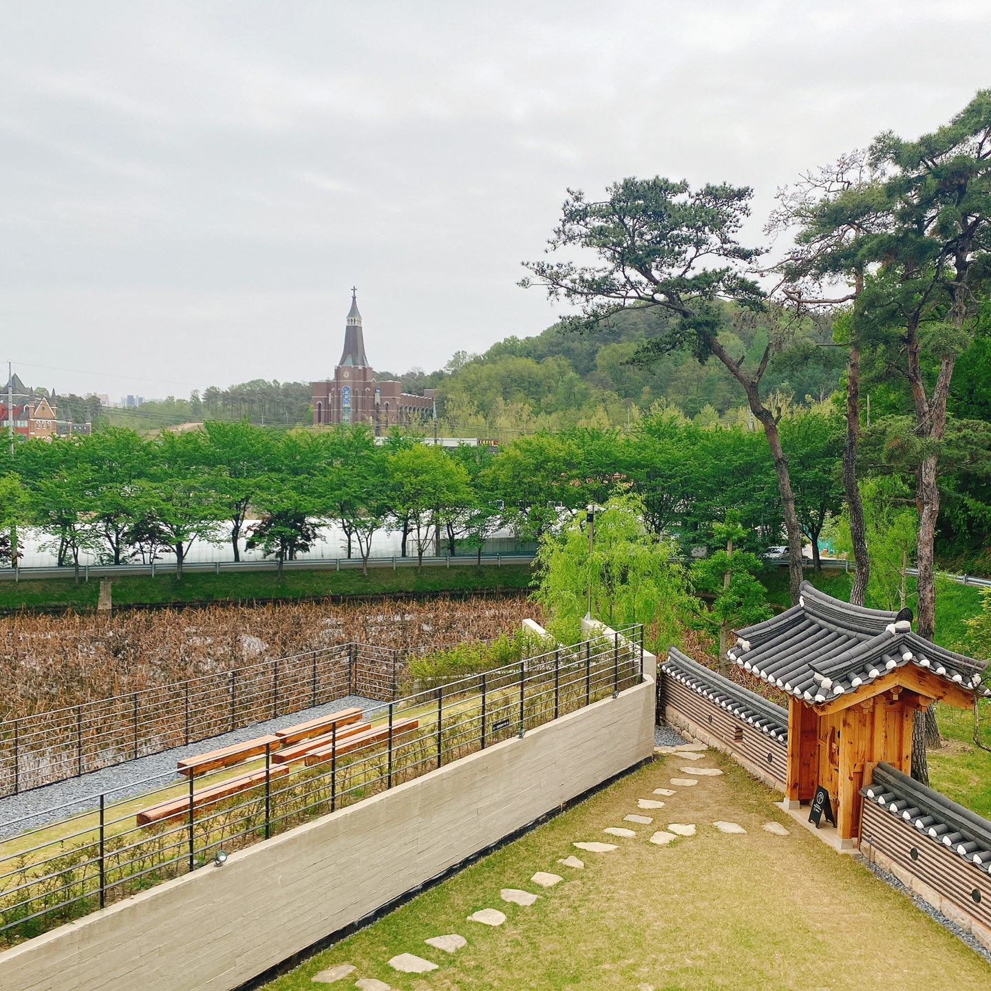충북 청주 부모산 주봉마을 주봉저수지 한옥 북카페 인문아카이브양림 후마니타스