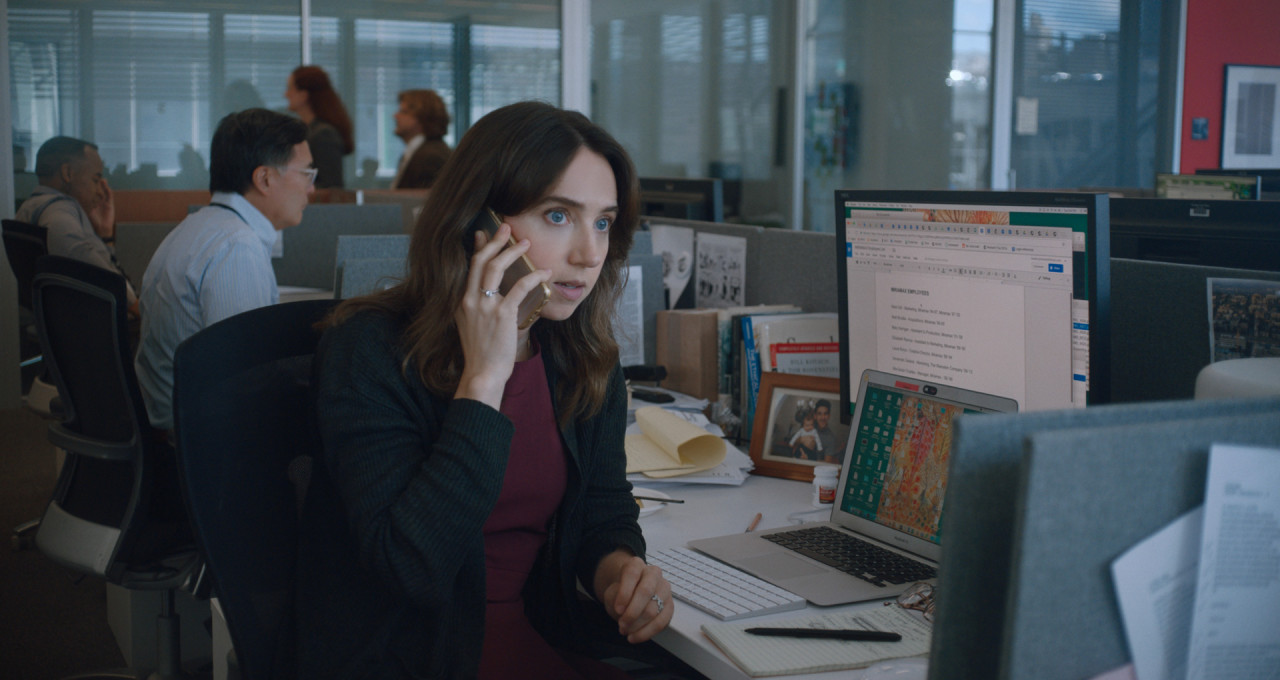 사무실에서-전화를-하는-여성