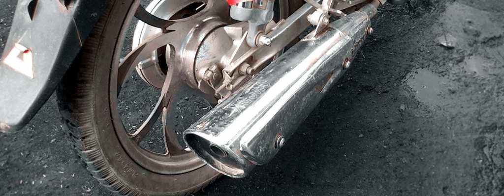 자동차 머플러에서 흰 연기 또는 하얀 수증기가 많이 나오는 이유