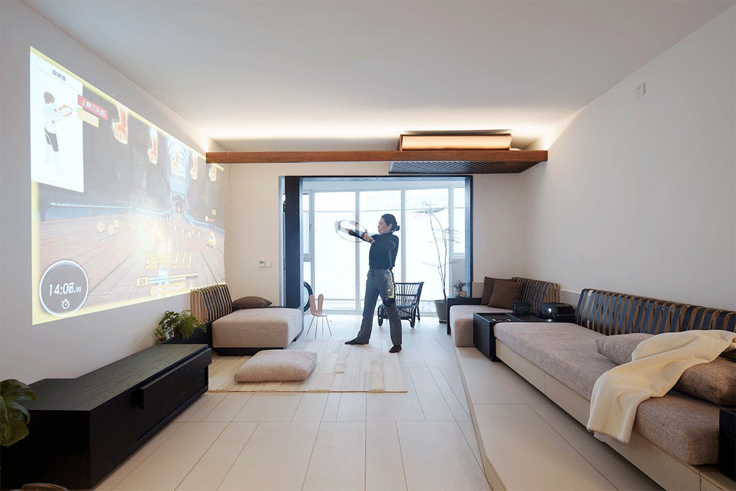 거실에서-게임을-즐기는-여성