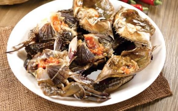 흰 접시 가득 푸짐하게 담긴 알과 살이 꽉 찬 간장게장. 이 게장으로 경종을 독살했다는 소문이 영조를 평생 괴롭힌 트라우마가 됨. 조선 시대를 배경으로 한 미스터리한 수라상 분위기를 자아내고 있음.