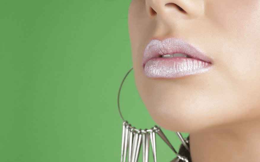 입술이 마르는 입술가 되는 은색 색상 매이크업을 한 입술
