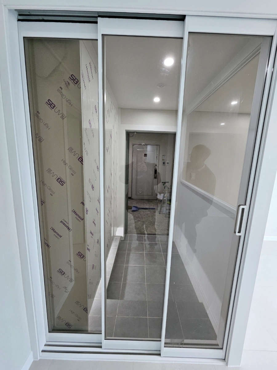 수원-아파트-수리후-현관