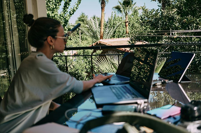 여행지에서 노트북하며 일하는 여성 사진