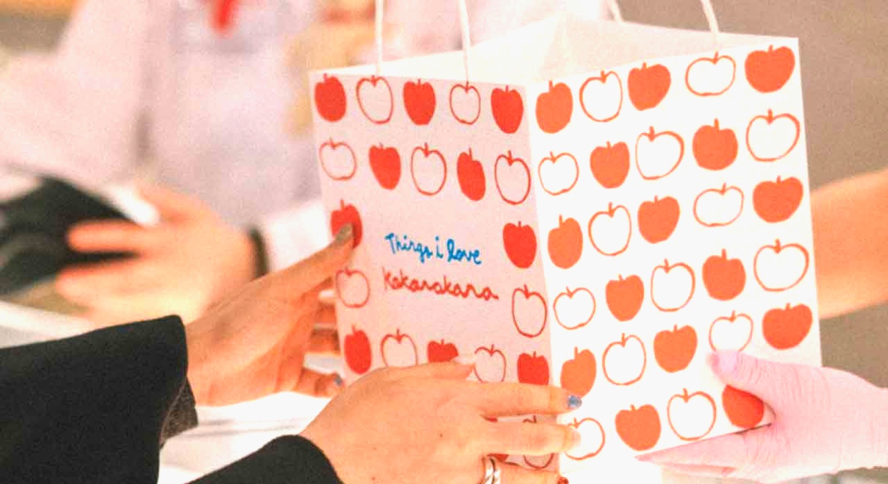 팝업 매장에서 포장된 쇼핑백을 수령하는 모습이다. [ⓒ네이버플레이스 코코로카라 아이파크몰 용산 팝업스토어]