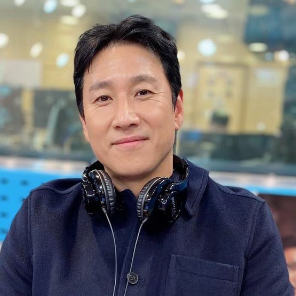 이선균 배우 헤드셋 목에 걸치고 있는 모습