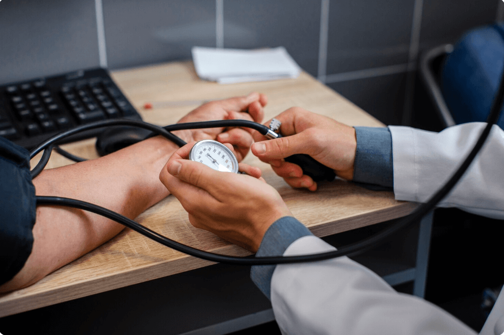 환자의 혈압을 재는 의사
