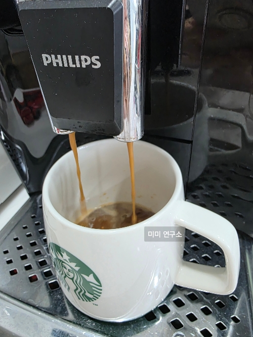 필립스 전자동 커피머신에서 신선한 에스프레소가 추출되는 모습