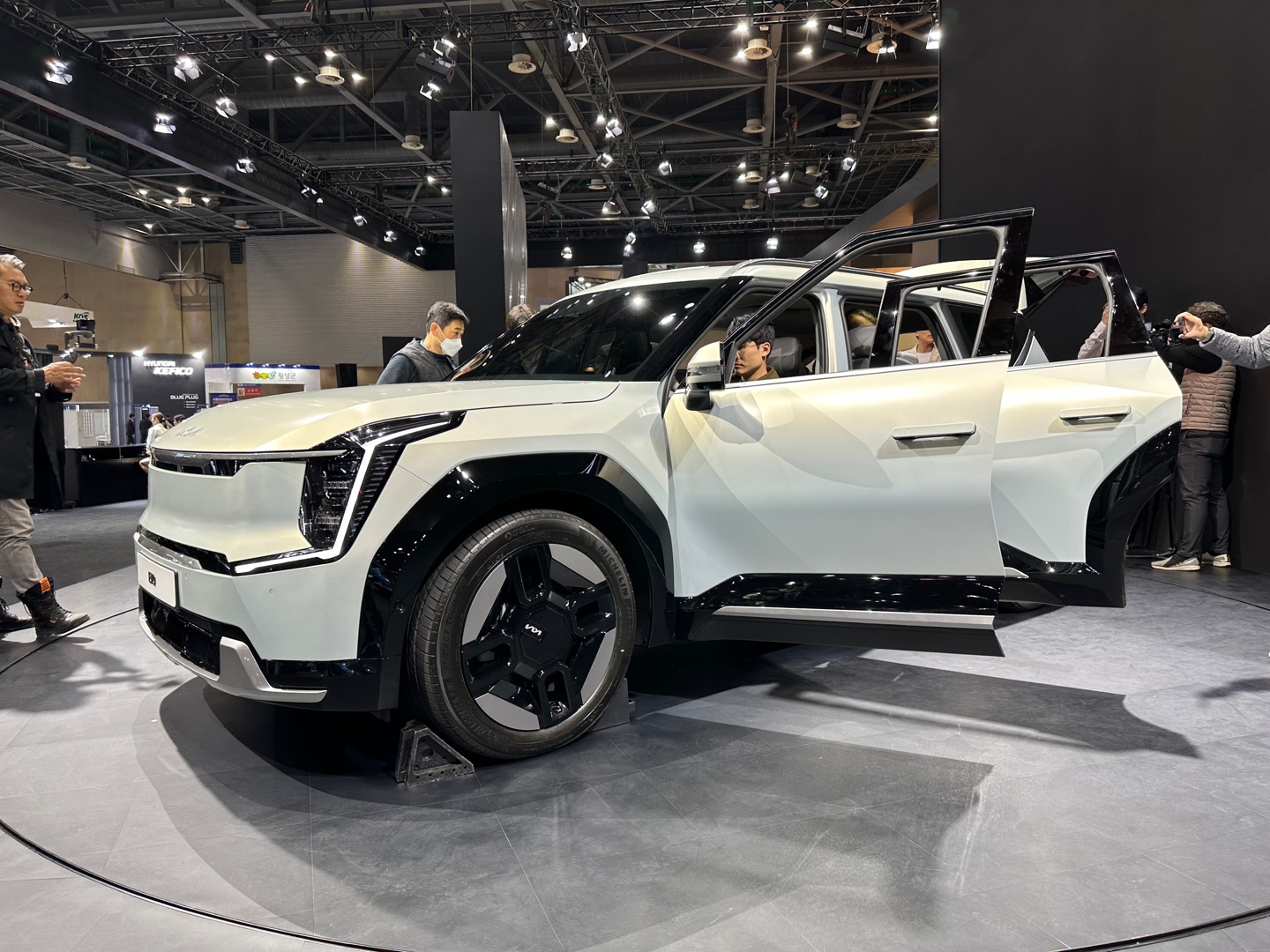 내달 출시를 앞둔 기아 플래그십 전기 SUV &#39;EV9&#39;의 가격이 유출돼 관심이 쏠리고 있다.