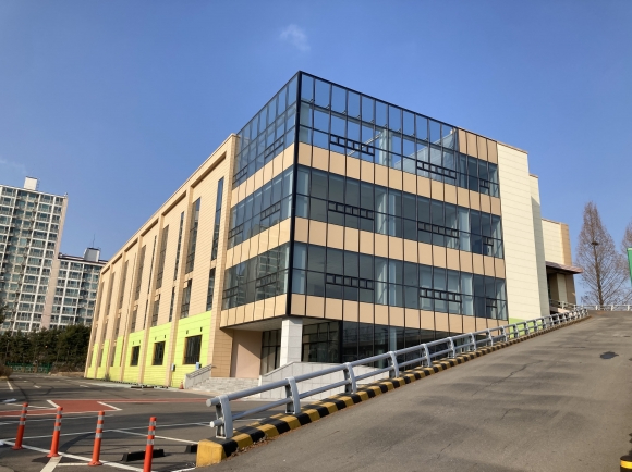 지난 8월 고양시가 건물 전체 면적의 약 80% 이상을 종교시설로 용도변경 승인한 일산동구 풍동 한 물류시설 전경. [사진=고양시]