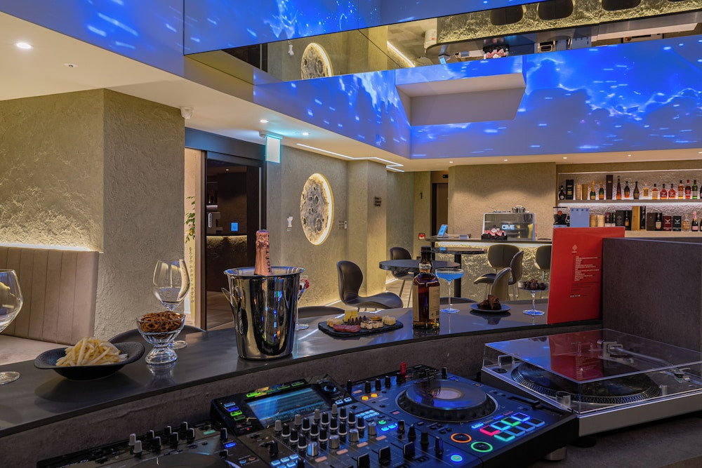 잠실 오로시에 관광호텔 특가! 신상 부티크 호텔 완전정복 (루프탑수영장+사운드바+스마트시스템 총정리)