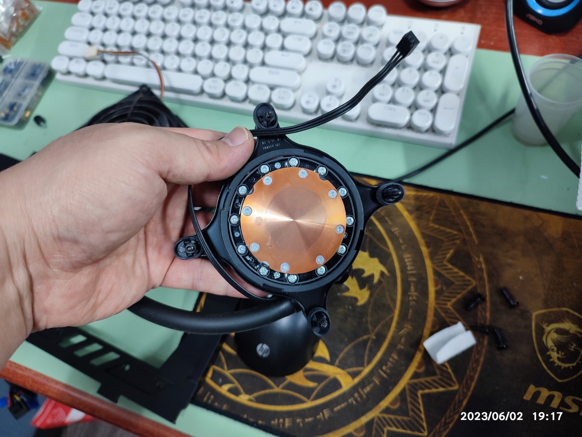 수랭 쿨러 구리 방열판의 서멀도 닦아내고