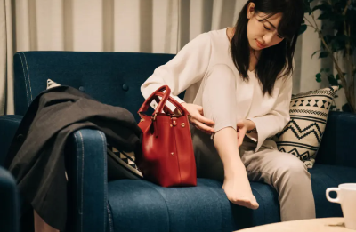 몸 곳곳이 쑤시는 여성