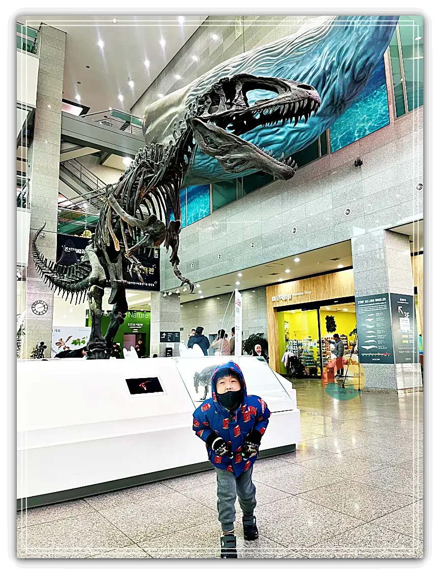 서대문자연사박물관_입구-티라노-뼈모형-전시