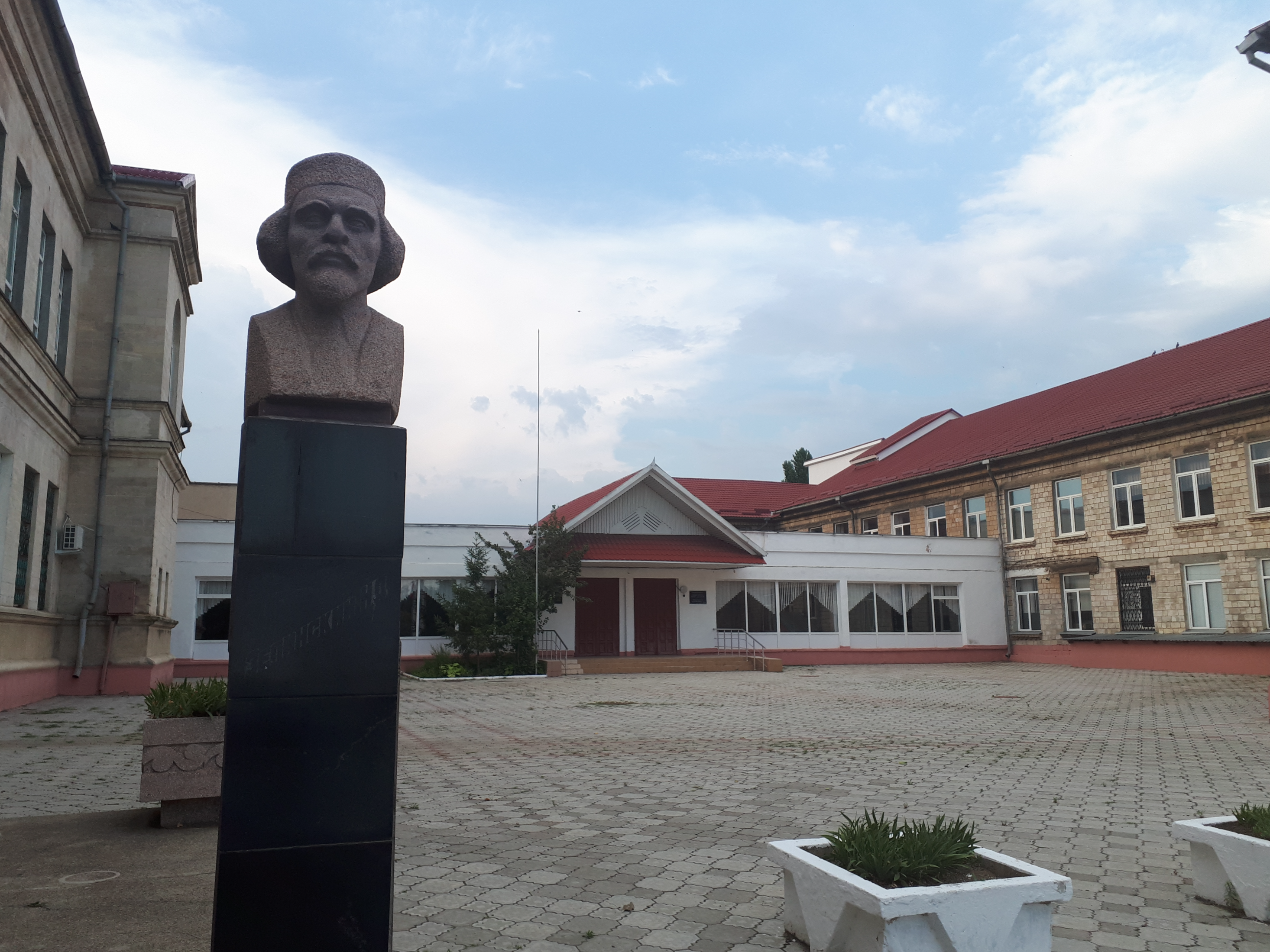 트란스니스트리아 티라스폴 니콜라이 젤린스키 기념비와 인문-수학 김나지움