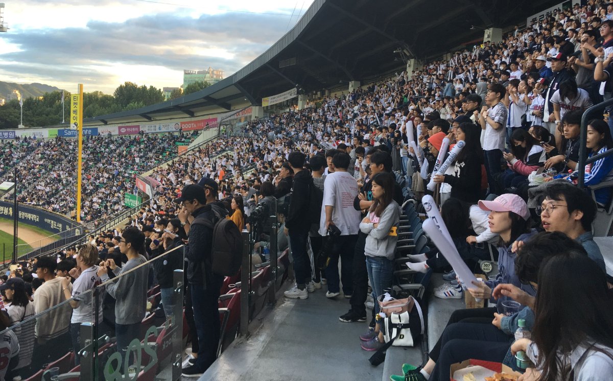 잠실야구장 관중석에서 응원하는 야구팬들