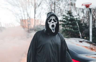 스크림 분장을 한 사람