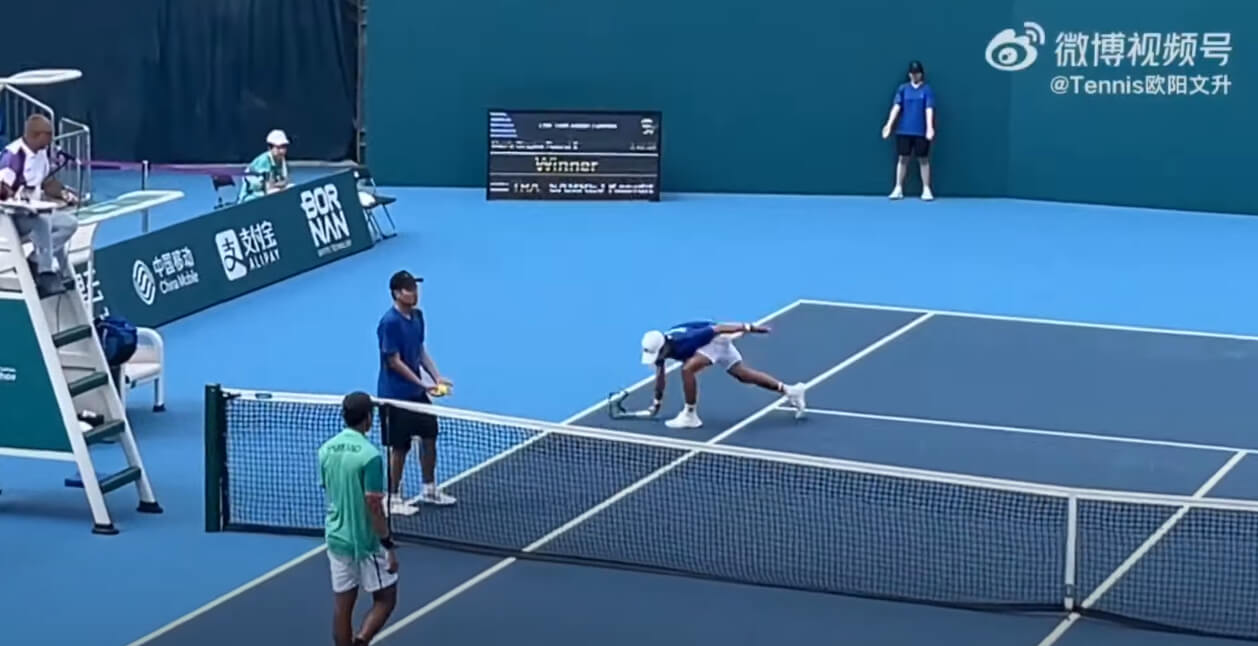 라켓을 부수는 권순우 선수