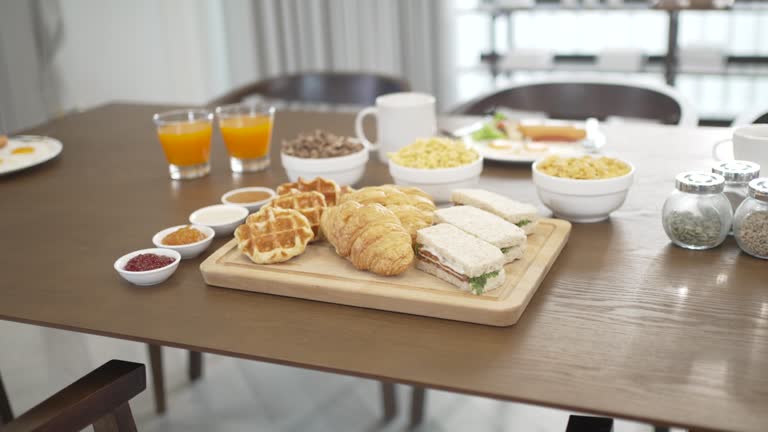 저녁 시간에 탄수화물을 과다 섭취하면 뱃살로 이어질 가능성이 크다.