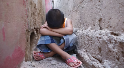 어려움을 겪으며 우울해하고 있는 아이