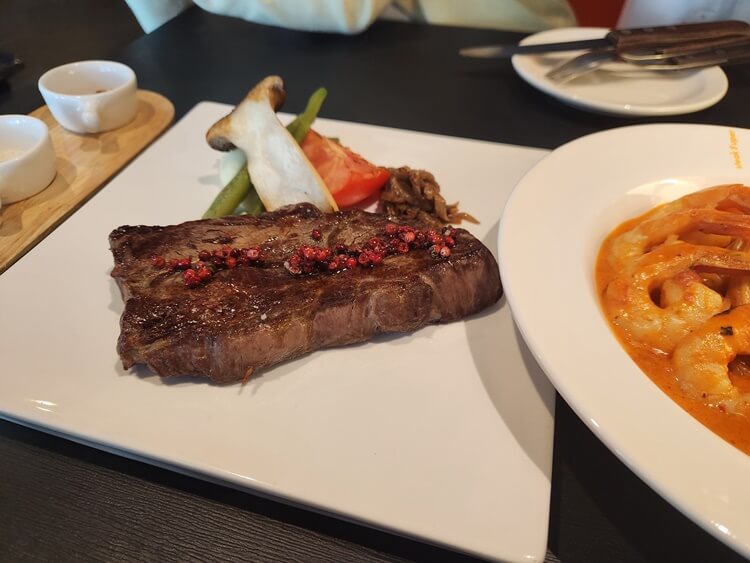 스테이크 옆 두께