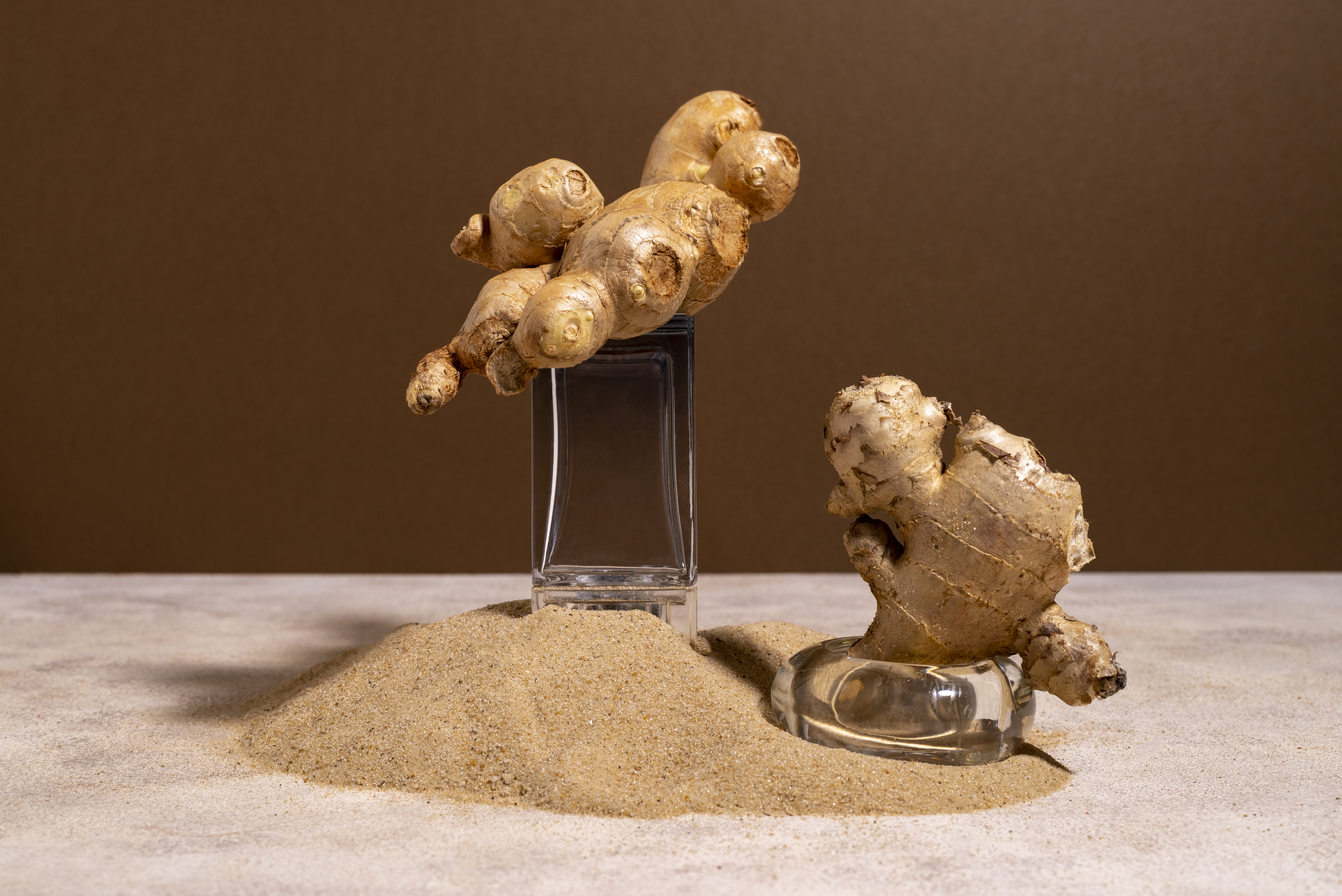 생강 밭에서 채취를 한 생강을 잘 세척을 해서 유리 장식대 위에 2개를 얹어 놓고, 그 밑에는 생강을 잘게 가루를 내어 쌓아 둔 사진