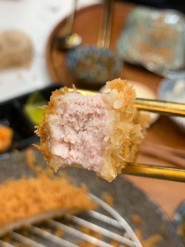 베어물은 단면 등심카츠