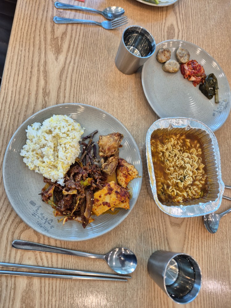 병아리콩밥, 제육, 두부, 라면